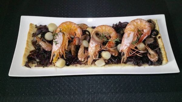 pissaladière de la mer aux oignons rouges