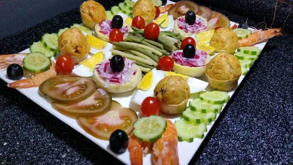 plateau mini-cakes gambas légumes crudités