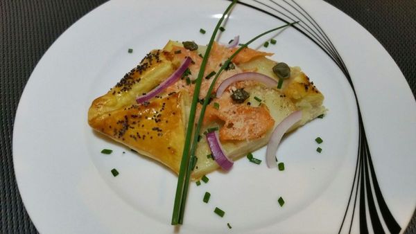 tarte fine étoilée au saumon, pommes de terre, oignon et fromage