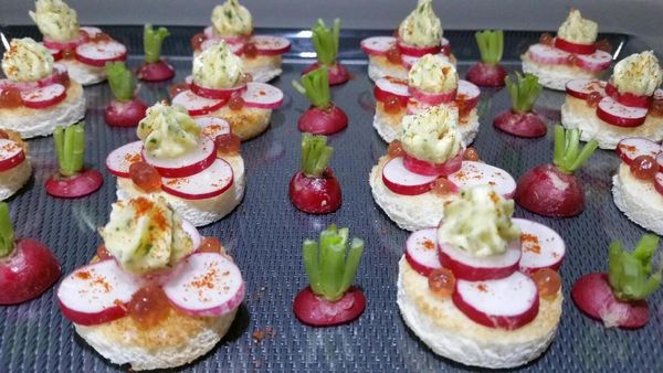 radis-beurre revisités en amuse-bouches au beurre de noisette et caviar de porto