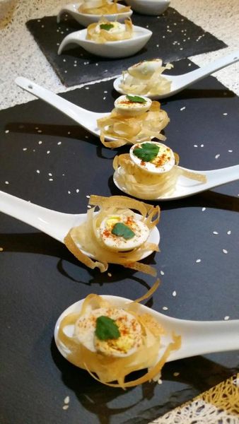 oeufs de caille sur nids de brick