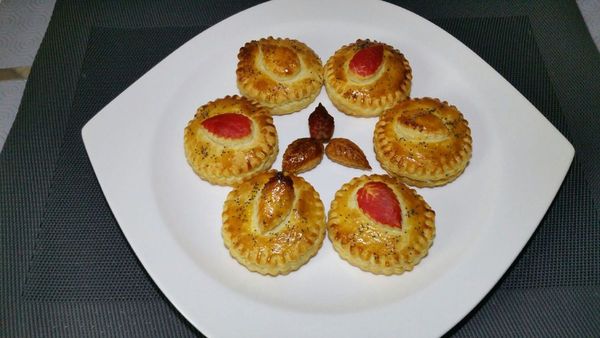 mini-tourtes feuilletées oeuf/poireau, olives et pignons