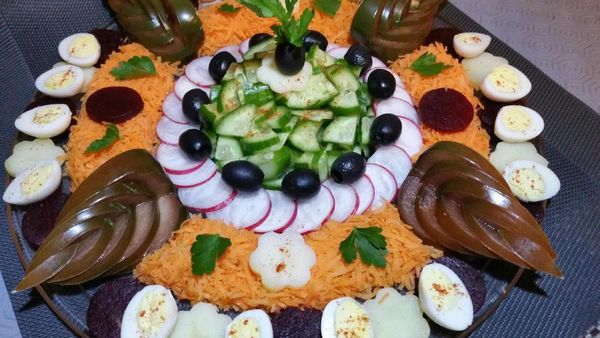 Plateau royal de crudités et oeufs de caille