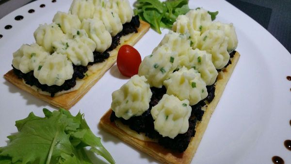 Boudin-purée destructuré sur feuilleté et lit de pommes