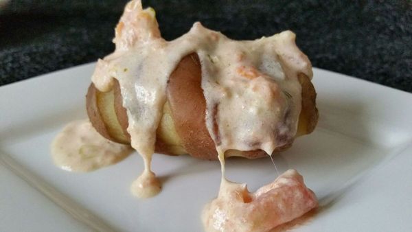 patatas chorrreadas (pommes de terre nappées de sauce crémeuse oignons-tomates-fromage)