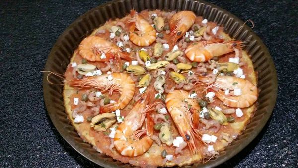 vraie "fausse-pizza" (pâte sans farine à base de thon) gambas et fruits de mer