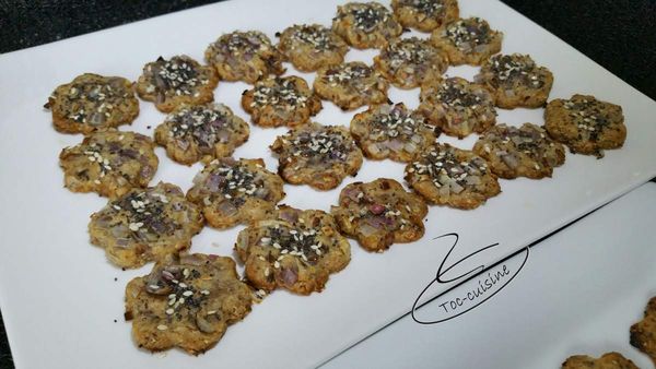 sablés apéritif à la noisette, échalotes et graines