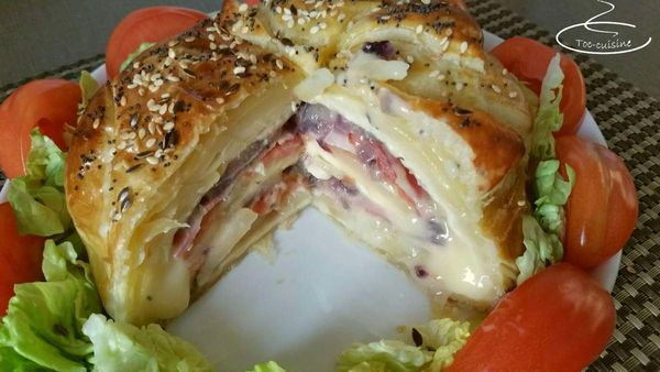 camembert surprise en croûte (lard, oignons, tomates, pommes de terre)