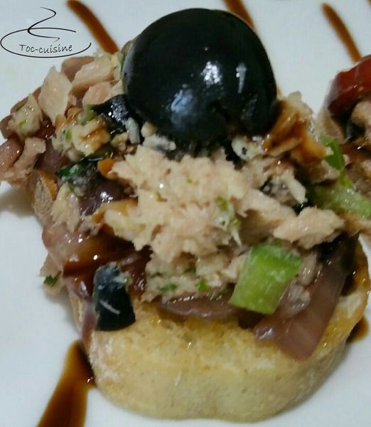 mini-bruschettas de thon, câpre, céleri et confit d'oignons au Pineau rosé