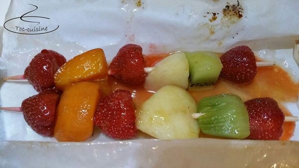 papillotes de fruits frais en brochettes au beurre d'absinthe