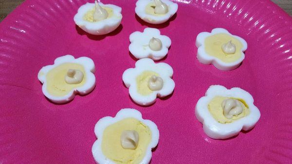 oeufs durs en forme de fleurs