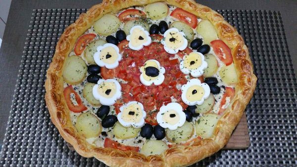 tarte feuilletée pommes de terre, tomates et oeufs en fleurs