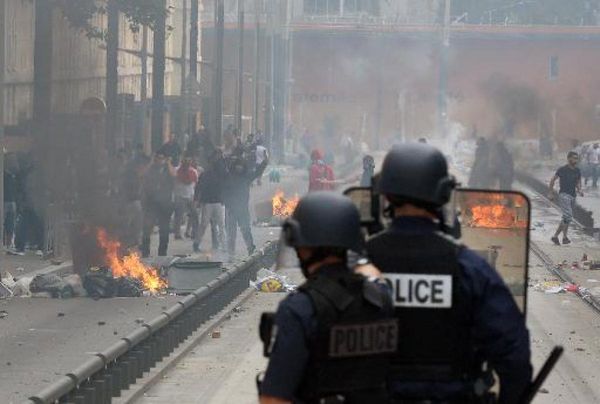 La police affronte des émeutiers le 20 juillet 2014 à Sarcelles (AFP)