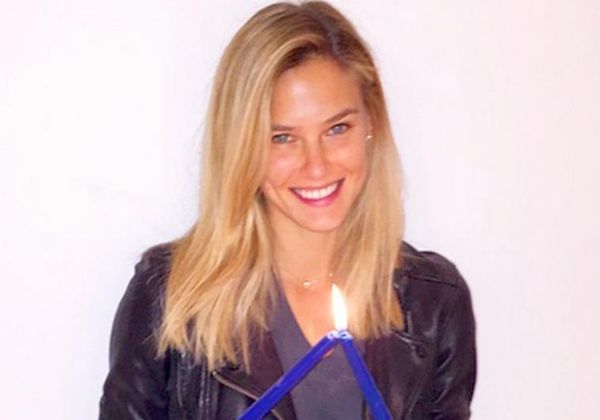 Bar Refaeli avec deux bougies pour sensibiliser à l'autisme (photo credit:Courtesy)