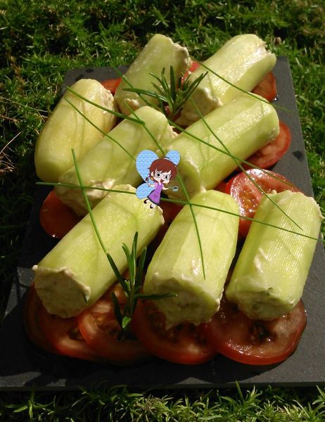 Cannellonis de concombre sur lit de tomates