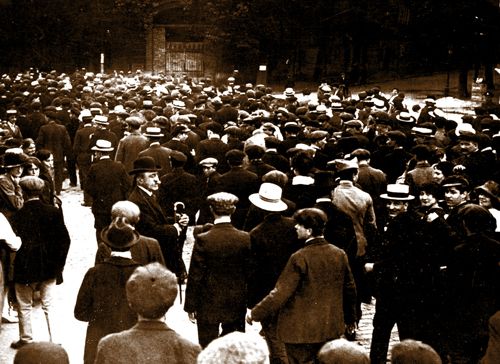Manifestation des grévistes de Boulogne-Billancourt en juin 1919. © BNF