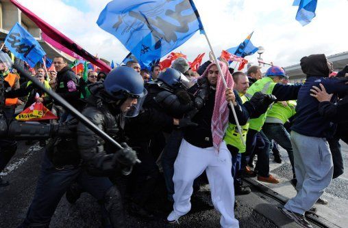 Violence légale. La police charge les grévistes de Roissy, le 20 octobre 2010.