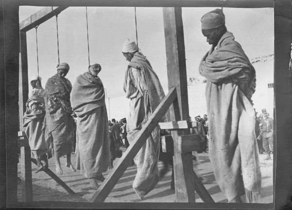 Exécution de Libyens en place publique, à Tripoli en 1911 (© Chéreau / Inculte)