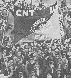 Manifestation à Barcelone avec une bannière Solidaridad Obrera, le quotidien de la Révolution.