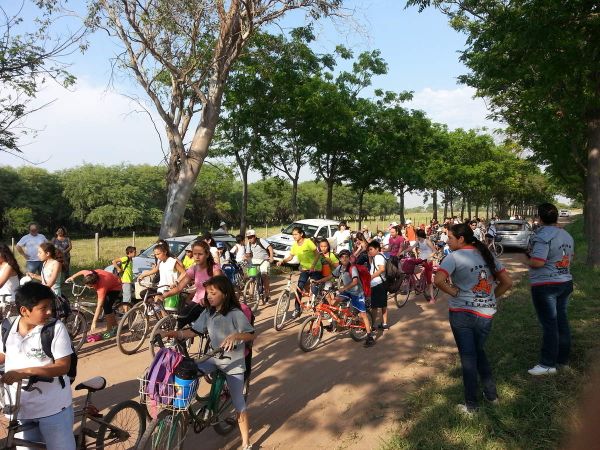 Bicicleteando. La llegada de los estudiantes en bicicleta abrió la jornada de una forma extraordinaria. Más de 800 estudiantes conocieron y exploraron el INTA.