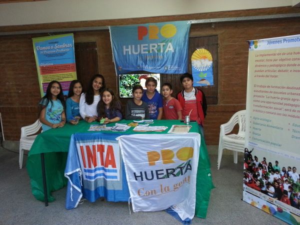 Jóvenes promotores presentes en el III Simposio de Esculturas