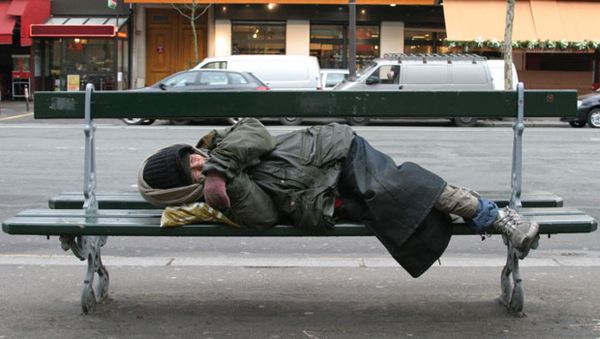 Mendiant dormant sur un banc