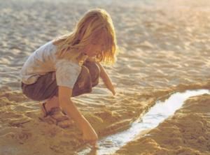 Fillette sur la plage