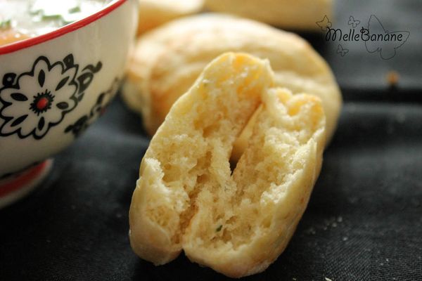 Velouté d'asperges au saumon et scones au parmesan