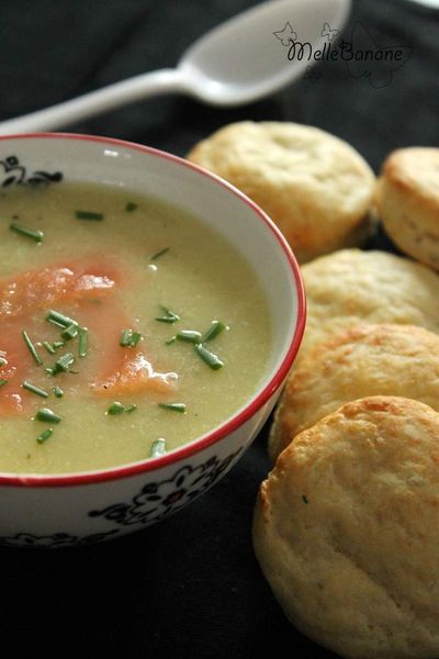 Velouté d'asperges au saumon et scones au parmesan