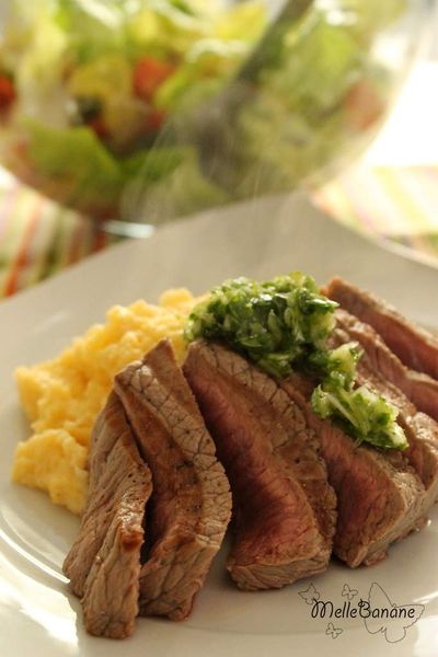 Steack grillé, salsa verde et polenta
