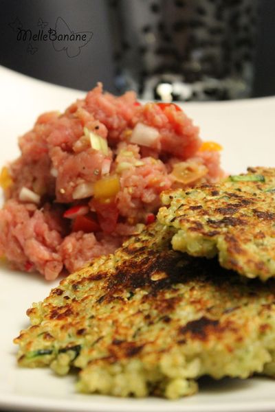 Galette de quinoa et courgette et tartare de boeuf