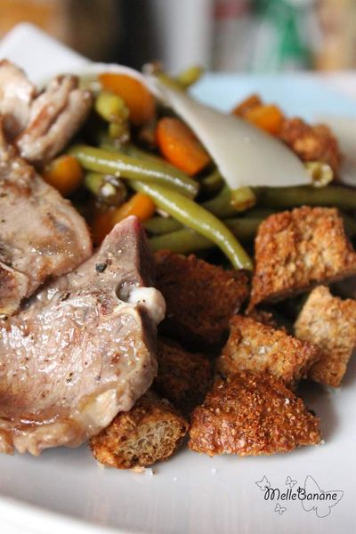 Salade de haricots, côtelettes d'agneau et croûton