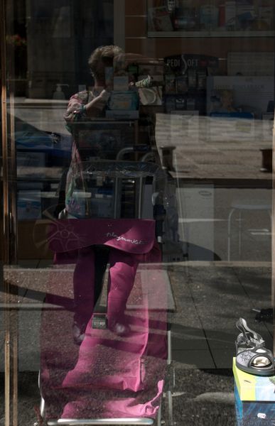 ... et la photographe en rose, avec une chaussure noire ? ;-)