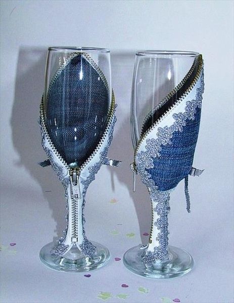Verres à pied décorés à l'aide d'un jeans, fermeture éclair et ruban