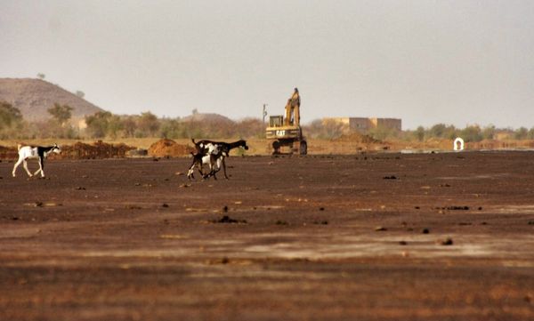 La piste de 2km de l'aéroport international de Selibabi est avancée, mais l'aéroport est en retard. Crédit : MLK