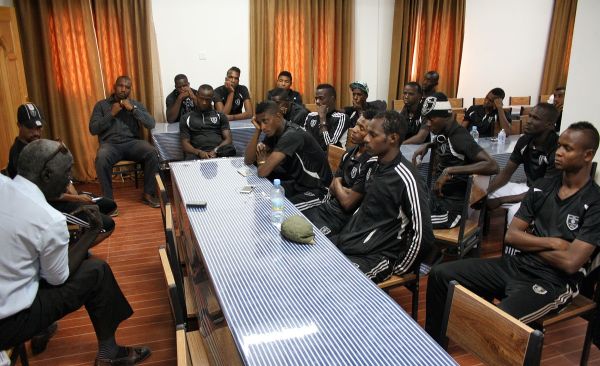 Birame Gueye (g), durant le briefing d'avant le match. Crédit : MLK/Mozaikrim