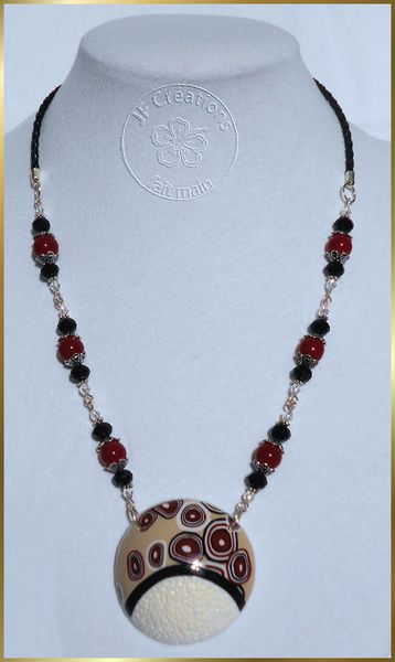 Un collier, une paire de BO