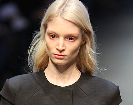 Gli alieni di Neil Barrett: lenti a contatto nere e look futuristico