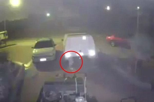Perth, Australia; un’eterea entita’ svolazza dinanzi una telecamera di sicurezza