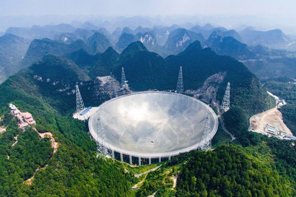 Cina: un enorme telescopio chiamato FAST per trovare gli alieni