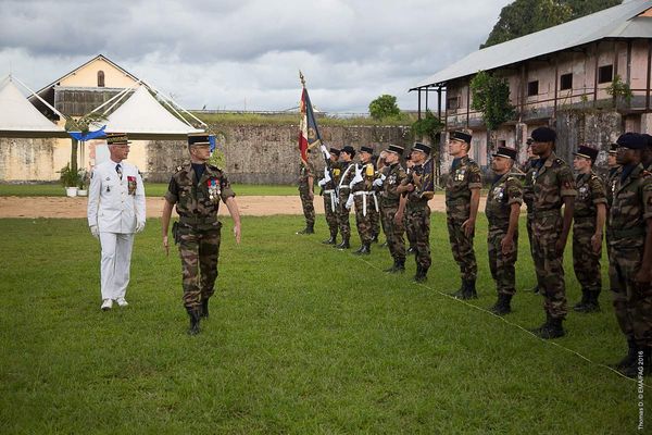Le colonel Madelin, lors de sa dernière revue des troupes