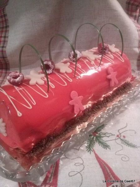 Bûche rose au chocolat et à la framboise d'Alsace, selon la recette d'Imane du Meilleur Pâtissier... Noël