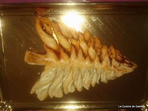 Feuilleté sapin pour apéro de Noël - Boursin et sauce arrabiata...
