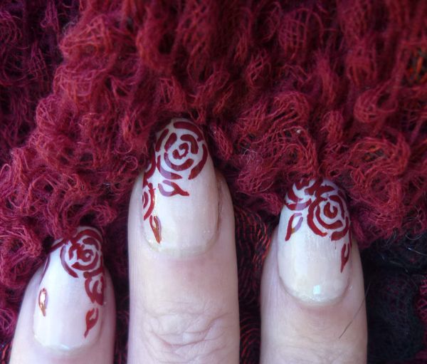 Nail art motif de roses au pinceau de détail sur babyboomer.