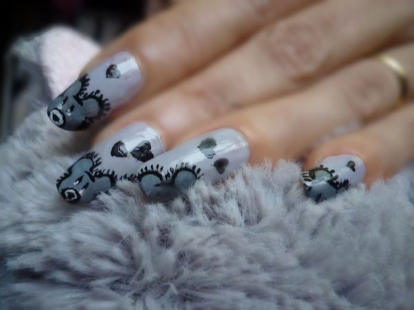Nail art nounours gris au pinceau de détail.
