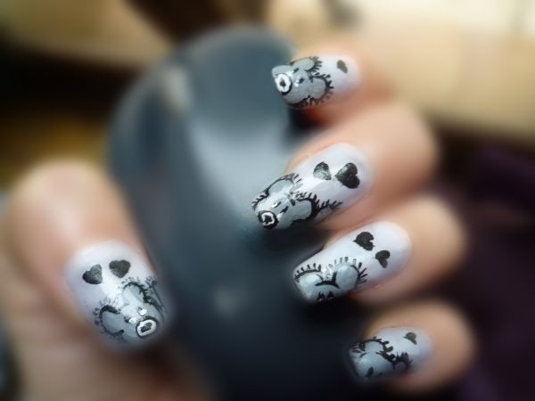 Nail art nounours gris au pinceau de détail.