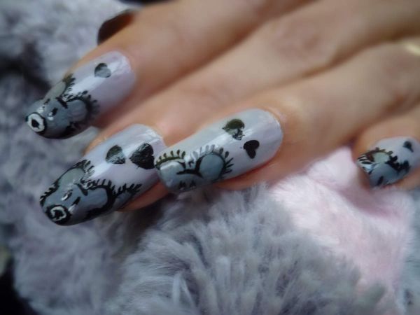 Nail art nounours gris au pinceau de détail.
