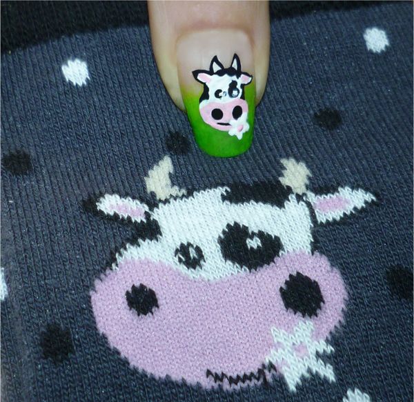 Nail art petite vache à la fleur au pinceau de détail.