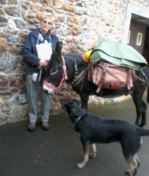 Brigitte BLOT est accompagnée de son âne ioko et de sa chienne.