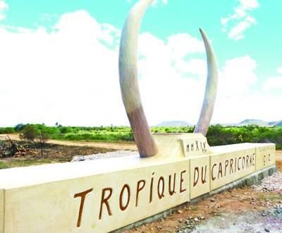 TOLIARA – Le tropique du Capricorne marqué par une stèle